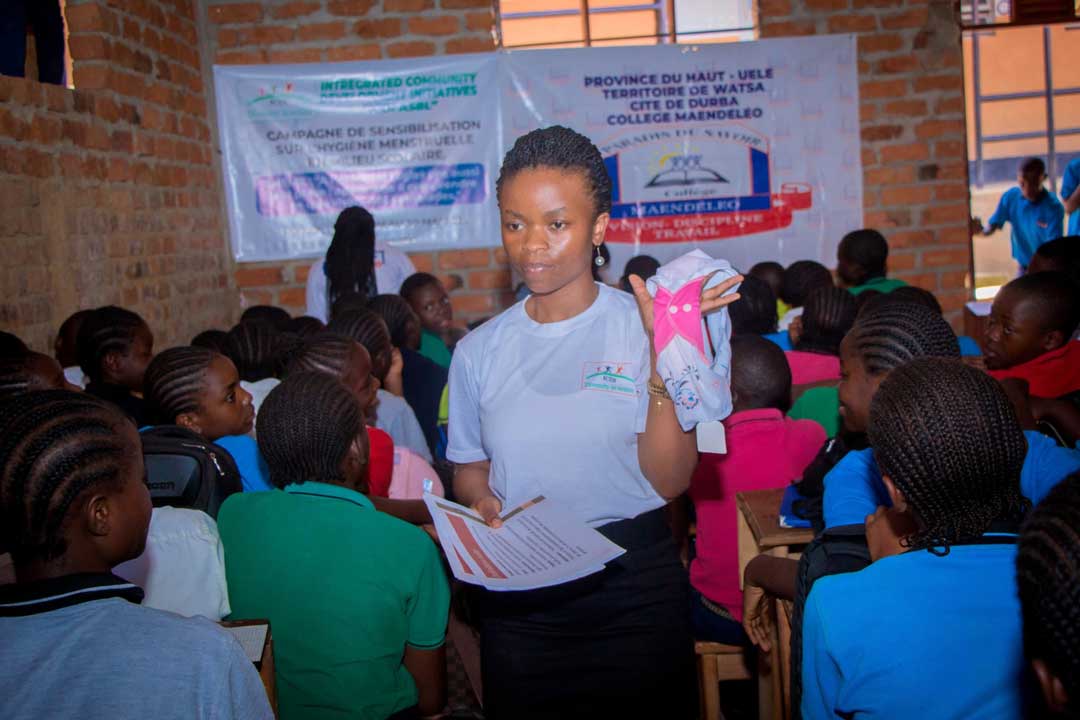 Animatrice de ICDI asbl expliquant le cycle menstruel aux élèves du Complexe Scolaire LES HIRONDELLES