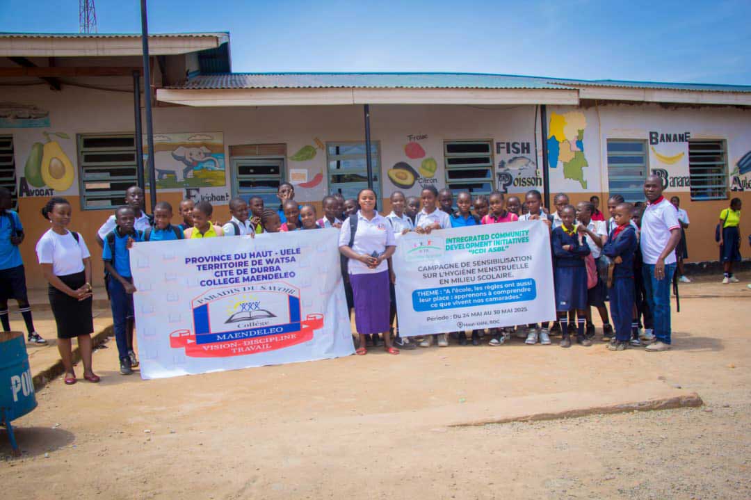 Jeunes élèves sensibilisés à l'hygiène menstruelle au Complexe Scolaire LES HIRONDELLES
