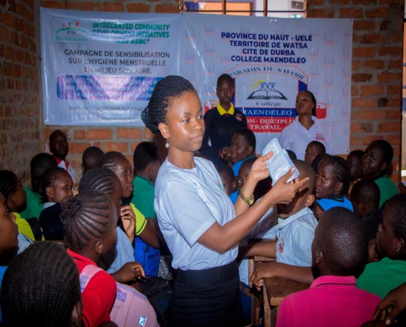 Animatrice de ICDI asbl expliquant le cycle menstruel aux élèves du Complexe scolaire LES HIRONDELLES