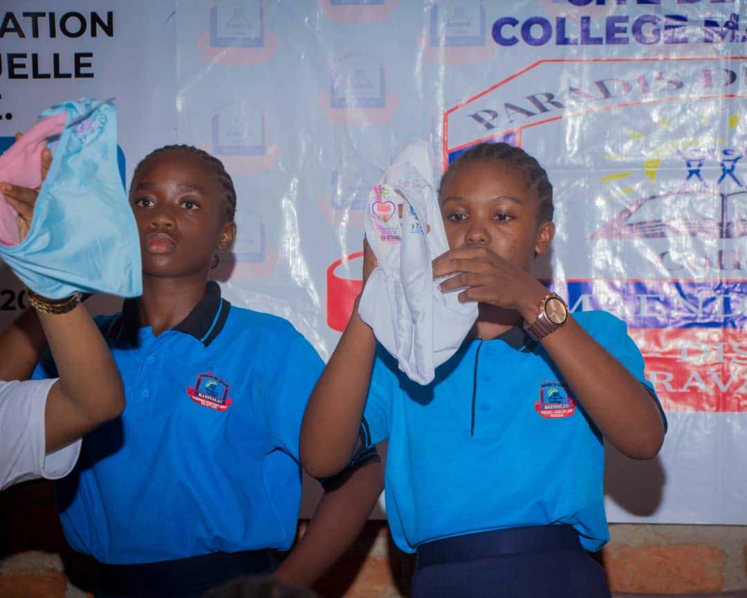 Élèves du Collège MAENDELEO participant à la séance de sensibilisation sur l'hygiène menstruelle menée par ICDI asbl